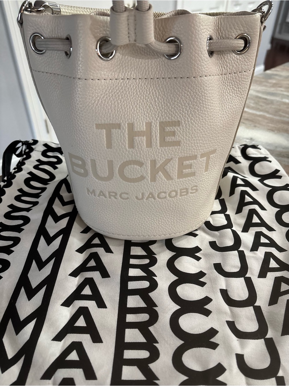 Marc Jacobs Cream Pebbled Leather Drawstring Bucket Bag - Picture 2 of 6